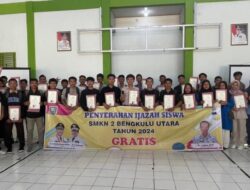 Momen Penyerahan 298 Ijazah Gratis Untuk Siswa SMKN 2 Bengkulu Utara Lulusan Tahun Ajaran 2024