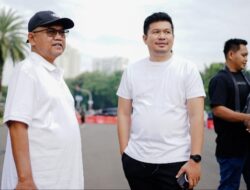 Arie – Sumarno Dengan Kaos Warna Putih Terlihat Penuh Semangat Ikuti Gladi Pelantikan Kepala Daerah Periode 2025-2030