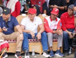 PLT Kadis Pendidikan Kusno, S.Pd. M.Pd Dan Unsur Kepegawaiannya Ikut meriahkan Lomba Gerak Jalan Indah