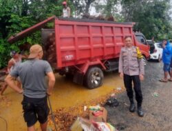 Respons Cepat Polsek Air Besi evakuasi bersama warga Dump Truck Terbalik di Sawang Lebarq