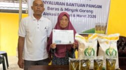 Pemerintah Desa Tanah Hitam Padang Jaya Salurkan Bantuan Beras