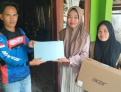 Pemdes Pagaruyung menyerahkan Laptop dan Printer kepada Guru Paud Kasih Ibu Pagar Ruyung