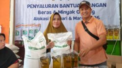 145 Kepala Keluarga Masyarakat Desa Batiknau Menerima Bantuan Beras Dan Minyak Goreng