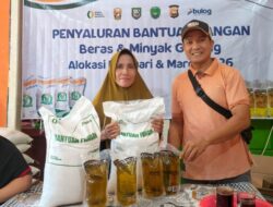 145 Kepala Keluarga Masyarakat Desa Batiknau Menerima Bantuan Beras Dan Minyak Goreng