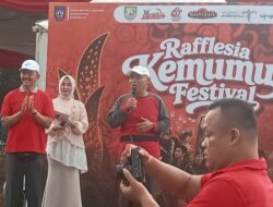 Bupati Arie Sangat Mengapresiasi Kebersamaan Masyarakat Kemumu Dalam festival HUT Bengkulu Utara