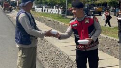 Aksi sosial Polres BU Dibawa komando KBO Sat Samapta Iptu Mulyanto Sambangi Para Pedagang Pasar Purwodadi