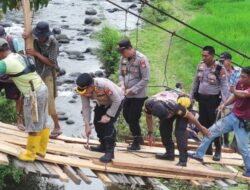 Kapolres Bengkulu Utara Pimpin Gotong Royong Rehab Jembatan Gantung Desa Air Gading