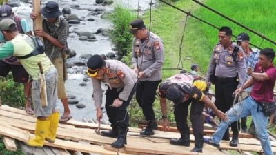 Kapolres Bengkulu Utara Pimpin Gotong Royong Rehab Jembatan Gantung Desa Air Gading