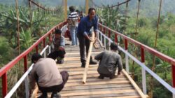 Gotong Royong Polres Bengkulu Utara dan Masyarakat Perbaiki Jembatan Gantung Desa Kalbang