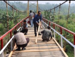 Gotong Royong Polres Bengkulu Utara dan Masyarakat Perbaiki Jembatan Gantung Desa Kalbang